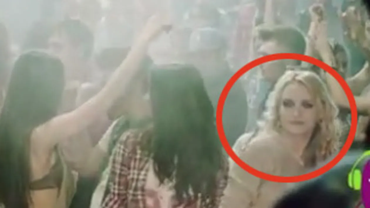 Aparitie surpriza in noul clip al lui Smiley! VEZI ce concurenta de la Next Top Model se zbenguie si danseaza cu el pe Dead man walking