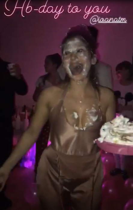 Ioana este în culmea fericirii, chiar de ziua ei