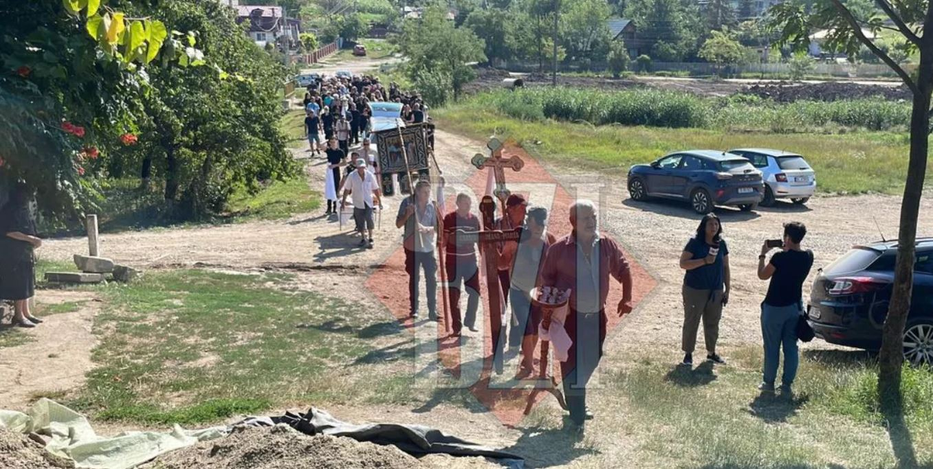 Imaginile durerii! Maria Diana, tânăra care a sfârșit tragic pe Jepii Mici, condusă pe ultimul drum