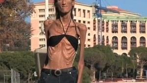 Incredibil! Cea mai slaba femeie din lume s-a intors la hotel infometata! Vezi ce a comandat!