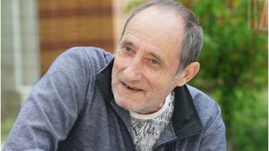 Un bărbat din Iași a fost la un pas să fie lăsat pe drumuri. Păcălit de propria verișoară, omul a reușit să se salveze și să ducă o viață liniștită într-un azil de bătrâni