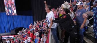 Donald Trump, întrerupt de protestatari în timpul unui discurs în Texas. Reacția președintelui: „Plecați dracului de aici!”