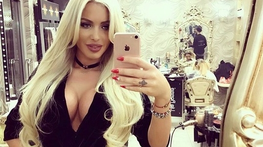 Loredana Chivu, ipostază incendiară împreună cu iubitul! A renunţat la sutien şi s-a suit călare pe el