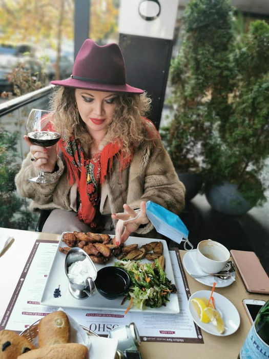 Oana Lis a cedat nervos după ce a primit numeroase poze obscene de la bărbații care încearcă să o cucerească: “Nu-mi place de 23 de centimetri”