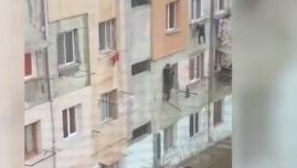 Un bărbat din Tulcea a stat  atârnat de sârmele de rufe o noapte întreagă dintr-un motiv incredibil