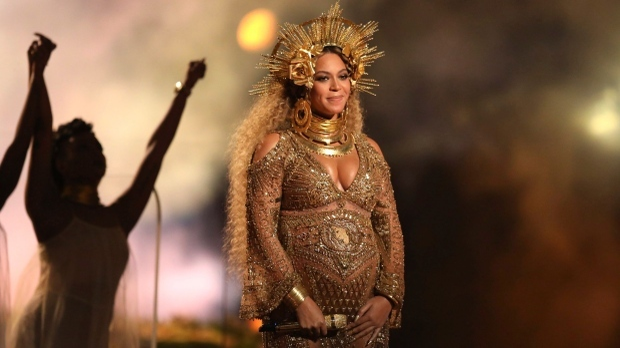BEYONCE a devenit din nou mămică! Frumoasa cântăreaţă a adus pe lume gemeni