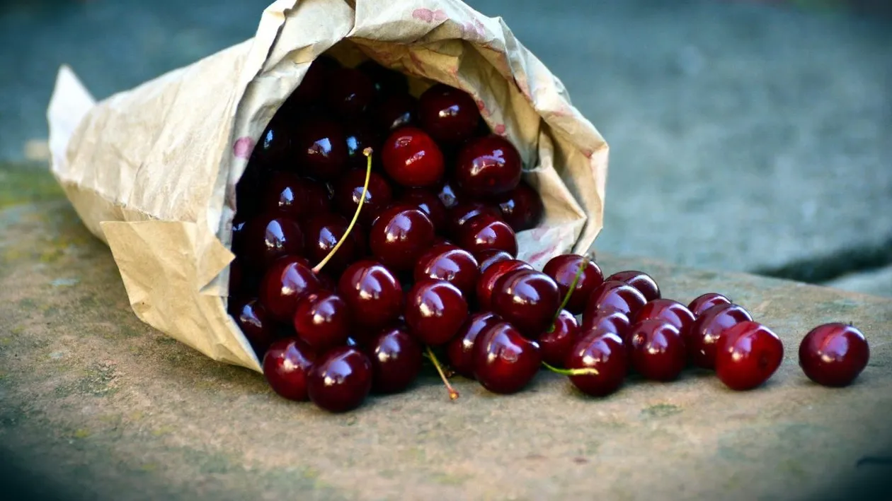 Situația amuzantă. Un polițist în uniformă, prins în timp ce fura cireșe cu găleata. FOTO