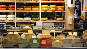 Cea mai nocivă brânză din supermarket. Este nelipsită din alimentaţia românilor