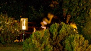 Nimeni nu-l putea banui de asa ceva! Un politician celebru, filmat in ipostaze indecente noaptea, cu o tanara!