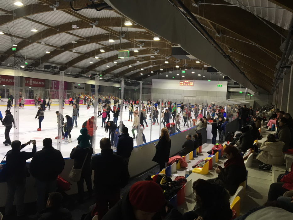Patinoarul Telekom Arena a atins capacitatea maximă în prima sa zi de funcţionare din 2017