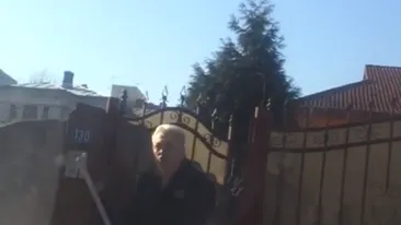 VIDEO. Fost judecător din Craiova, cercetat pentru distrugere după ce i-a spart parbrizul unui şofer care parcase în faţa casei sale