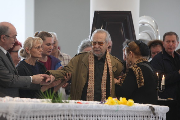 Damian Crâşmaru, împietrit de durere, la căpătâiul lui Carmen Stănescu FOTO: click.ro