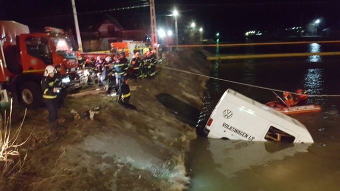 Tragedie în Neamț! Un microbuz a căzut în râul Bistrița: 9 morți