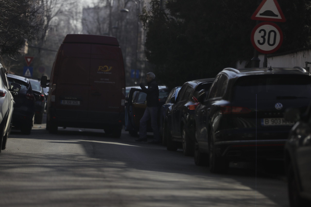 Dan Diaconescu, în fața vilei sale după ce și-a luat fiica de la școală