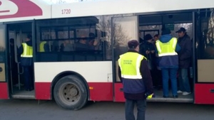 O bătrână a fost umilită de controlor în autobuz, după ce a scăpat banii: ”Vezi că faci mizerie!” Reacția călătorilor și a conducerii RATBV