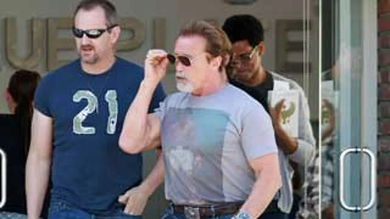 Imagini de pus in rama! Arnold s-a prostit la batranete - Si-a vopsit ciocul, si-a pus un ghiul de vrajitoare la mana si poarta un ceas mai mare ca bicepsul lui - Foto demential