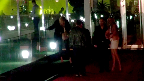 Femeile au rupt norma de Ziua Barbatului! Incinse de barbati goi si pahare cu alcool, “divele” au calcat stramb in fata unui club