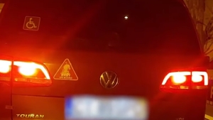 Situație incredibilă în Constanța! Mașina unei femei în scaun cu rotile a fost ridicată de polițiști chiar de pe locul de parcare destinat persoanelor cu dizabilități