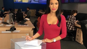 Are salariu de ştiristă la ”Dolce Sport”, dar îşi face orice moft. Ea e prezentatoarea TV care are genţi şi acarete de peste 50.000 de E!  Alexandra Popescu e mega-operată, se plimbă prin vacanţe ultra-scumpe şi nu e deloc ”deranjată” să se laude cu toate astea: îi place mult "afirmatoreala"! :):)