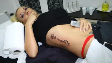 La 34 de ani, are 11 pe lista! Si nu i-au fost de ajuns! Simona Trasca a mai vrut inca unul! Despre tatuaje vorbim...ce credeati?!