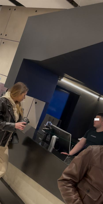 Roxana Nemeș discută cu băiatul de la casa de marcat (Foto: CANCAN.RO)