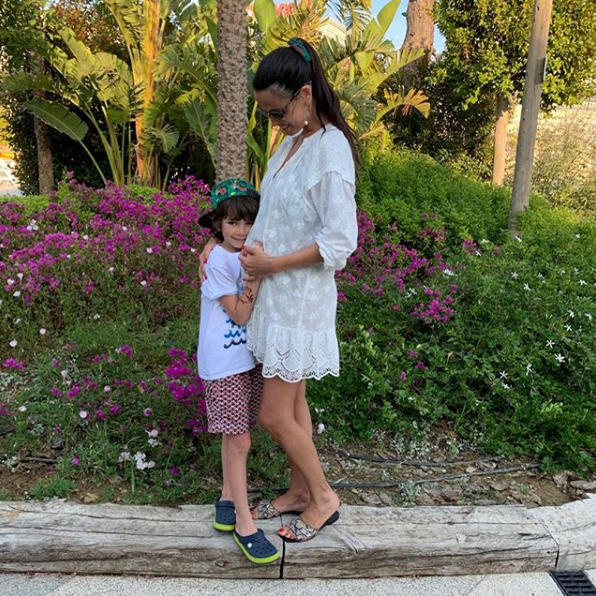 Mai are puțin și naște, dar nu a putut să stea departe de distracție. Anca Serea a plecat cu familia la mare