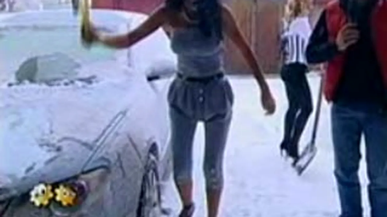 VIDEO Daniela Crudu dezapezeste masina aproape dezbracata si in sandale