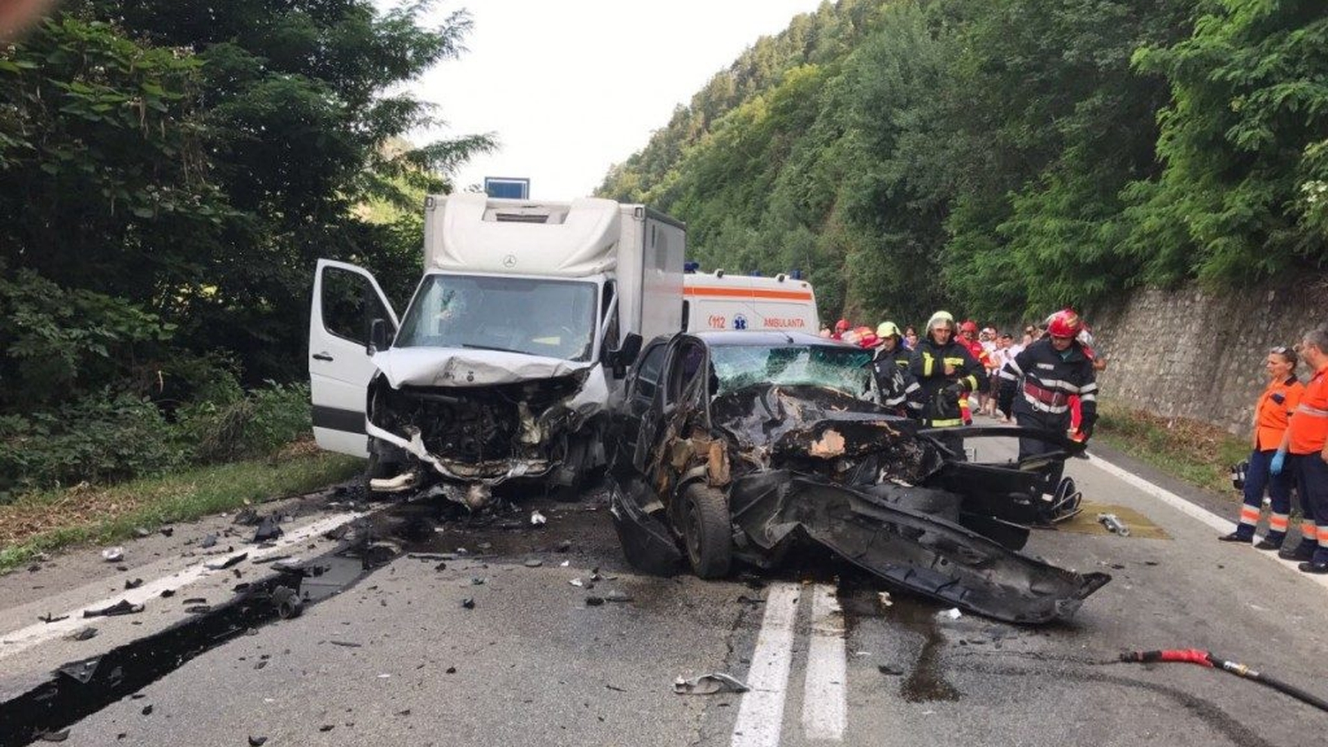 Trafic blocat pe Valea Oltului la Câineni, după un accident cu doi răniţi, între care un copil