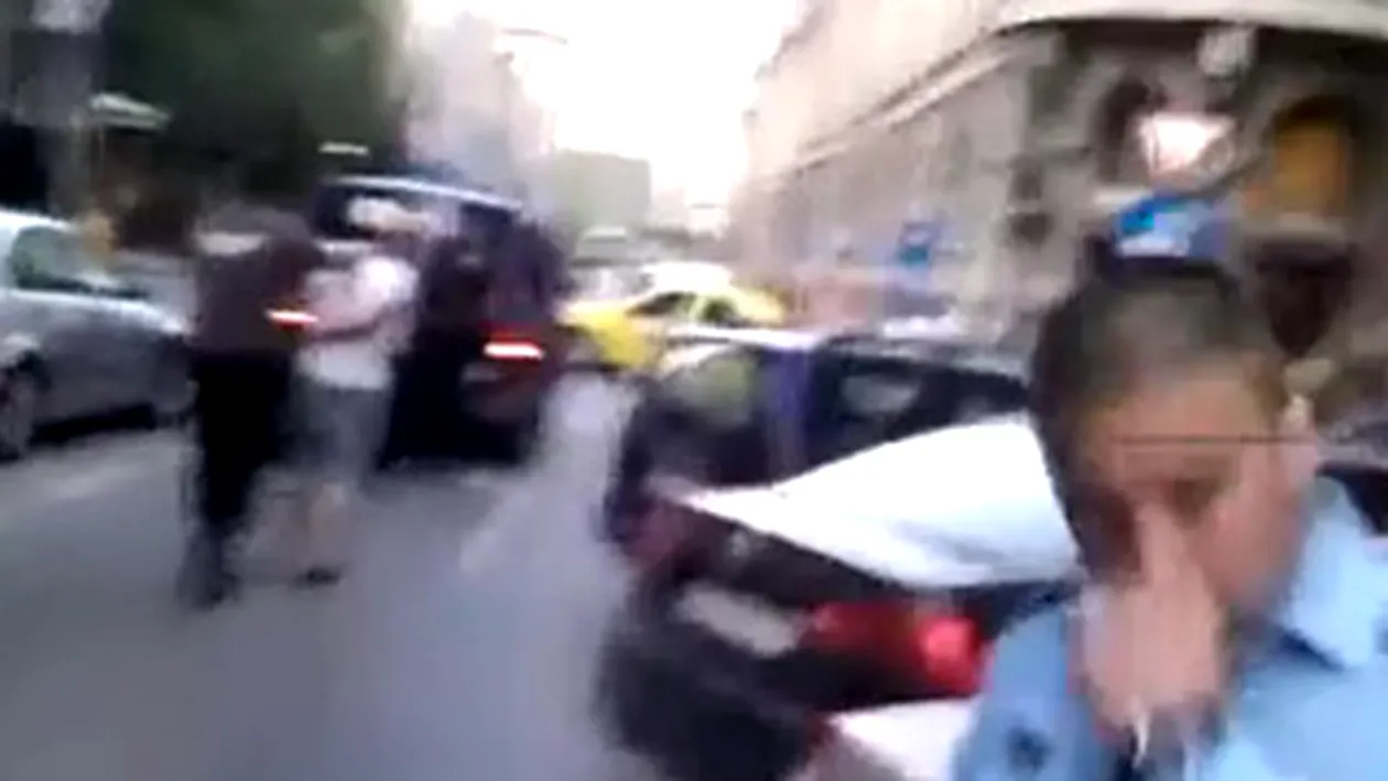Video tulburator! Politist snopit in bataie de doi smecheri in mijlocul Bucurestiului - Vezi cum l-au atacat! Reactia trecatorilor: filmau cu telefonul