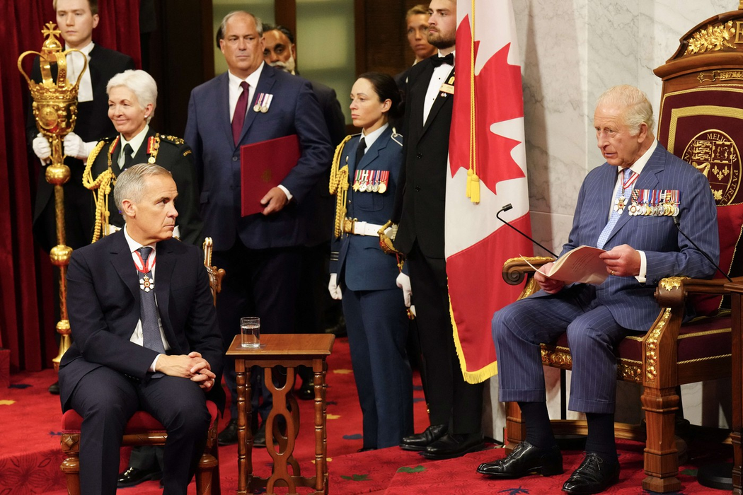 Prim-ministrul Mark Carney, stânga, privește în timp ce Regele Charles rostește discursul tronului în Senatul din Ottawa, marți, 27 mai 2025. Foto: Profimedia