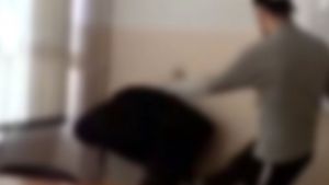 Elev umilit și bătut de un coleg, într-un liceu din Dâmbovița