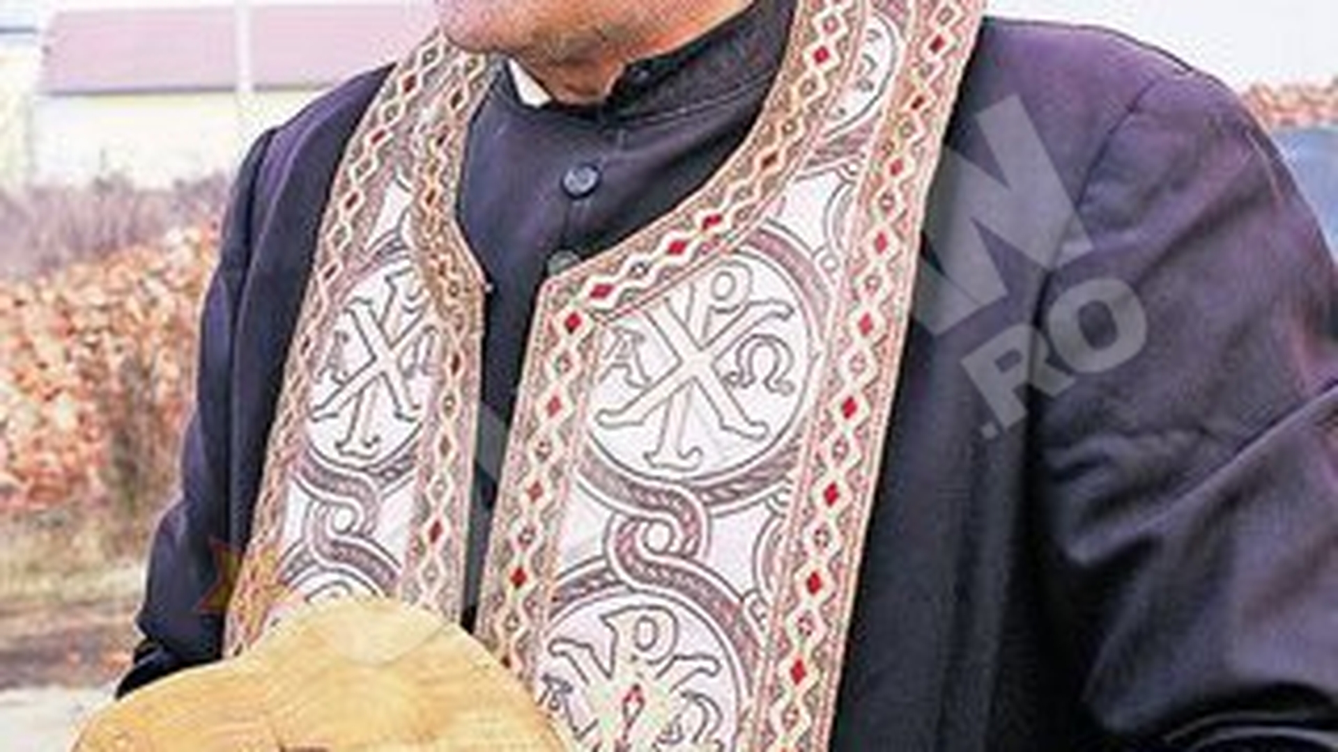 Preotul gorjean Gavril Bivolu a gasit semnul crucii in trunchiul unui copac! Ridica biserica pe loc divin