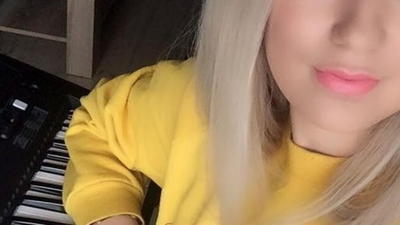 Surprinzător! O cântăreaţă de la noi vrea sa adopte un copil:"Consider că  mulţi dintre noi ar trebui să facem asta!"