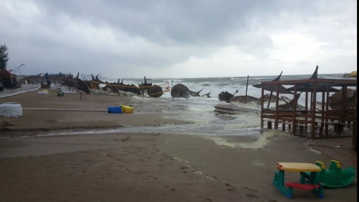 Inundații în Constanța! Mașinile plutesc pe străzi! Trafic blocat în Mamaia!