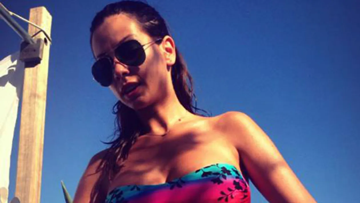 Foto de INFARCT! Iuliana Luciu a zapacit masculii de pe litoral! Asistenta sexy a renuntat la haine si si-a expus trupul la plaja