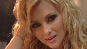 Prima fotografie după operatie! Cum arată Lora pe patul de spital: "Incă e slăbită si putin ametită"