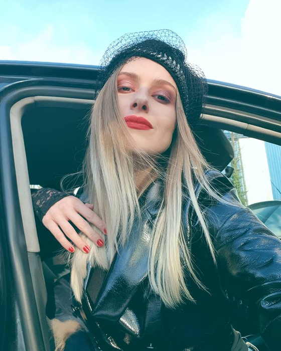 Elena Cârstea dă de pământ cu Easter Peony, câștigătoarea Eurovision România