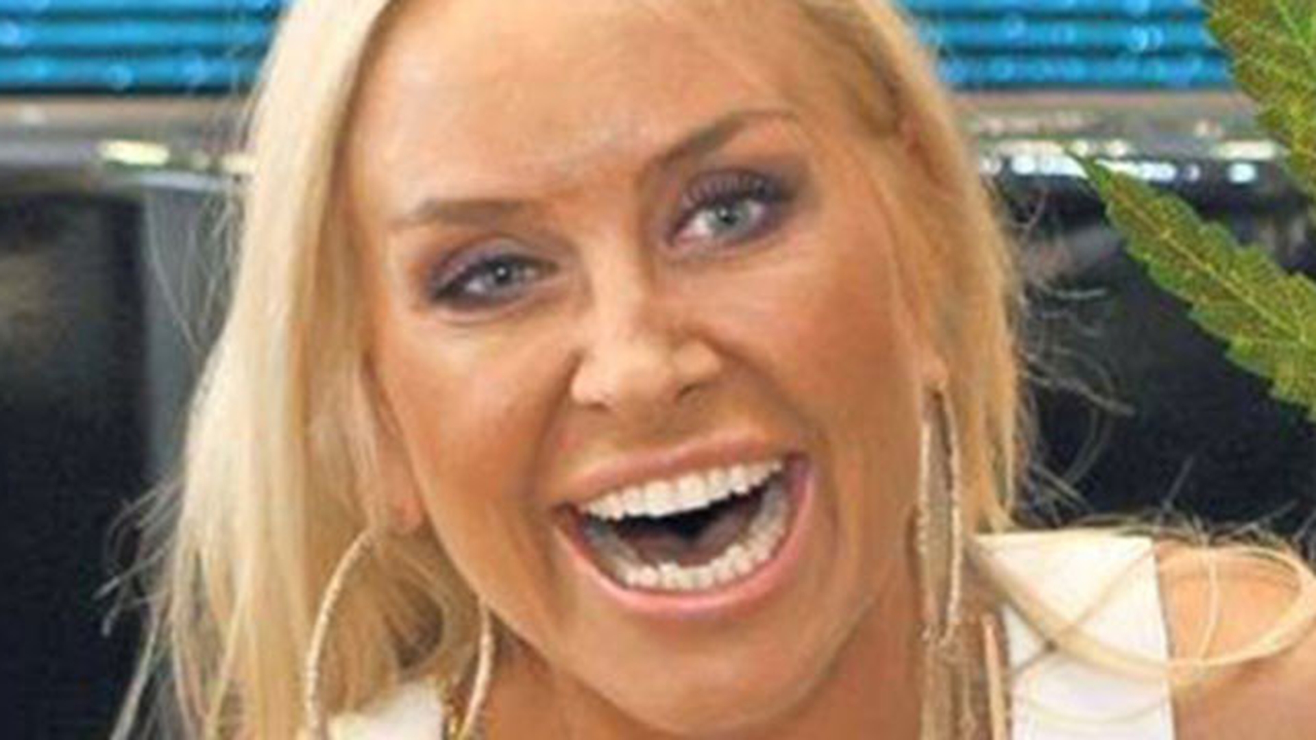 Vica Blochina nu si-a pierdut abilităţile de balerina! Cum s-a pozat fosta amantă a lui Piturca! A ridicat piciorul si...