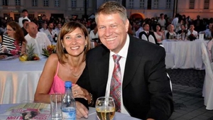 Cea mai hilara cerere de divort din Romania: "Klaus Iohannis sa divorteze, daca altfel nu iese de sub papucul sotiei"