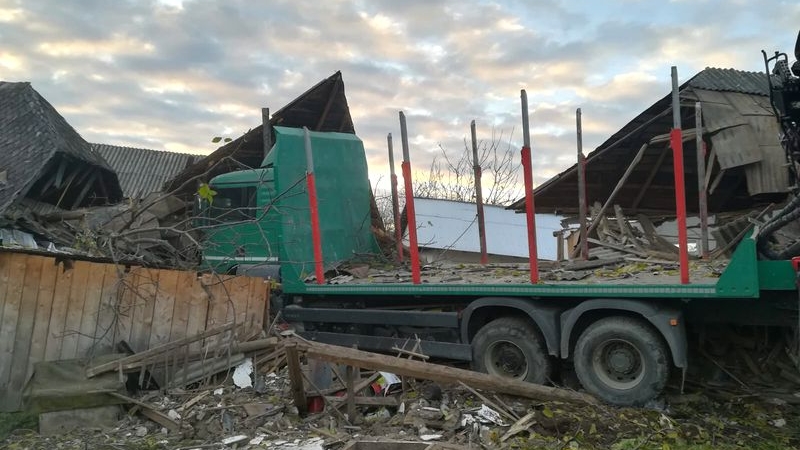 Accident grav în Neamț! Un TIR a intrat într-o casă, iar o fată de 16 ani a fost prinsă sub dărâmături
