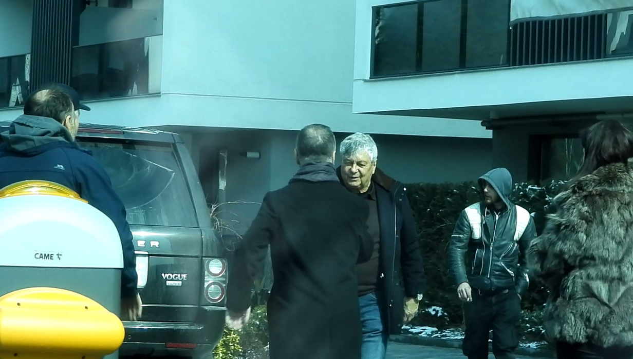 Mircea Lucescu s-a întors în România și a fost asaltat de prieteni, dar și de necunoscuți