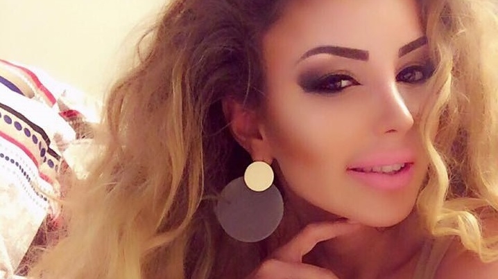 Roxana Vaşniuc şi-a luat fetiţa şi a plecat din ţară! Imagini cu blonda şi micuţa din Paradisul în care au ”evadat”