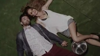 Dupa ce Laura Cosoi va vedea clipul asta, Smiley va fi "Dead man walking"! Vezi cum seduce o supergagica in noul lui videoclip si cum se tin de mana plin de subinteles! Bartos are si el un rol dement