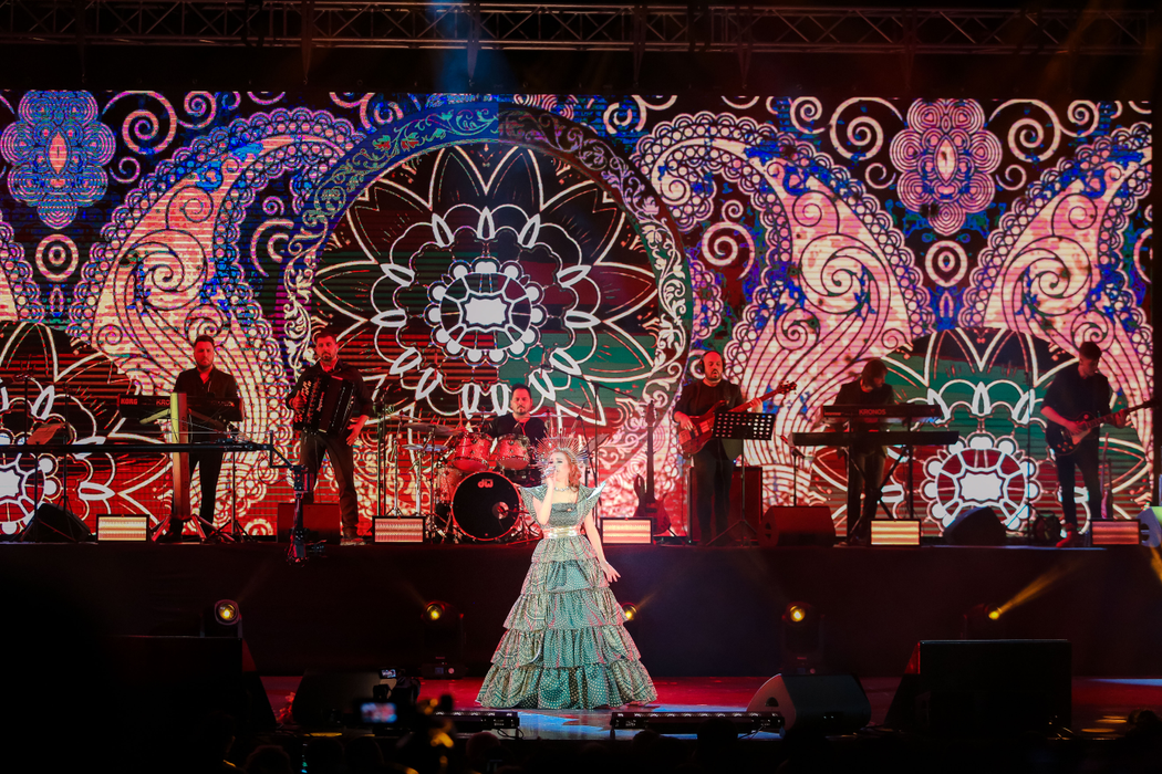Elena Gheorghe, mărturii în lacrimi în fața a peste 4.000 de oameni. Imagini senzaționale de la show-ul cu muzică armânească