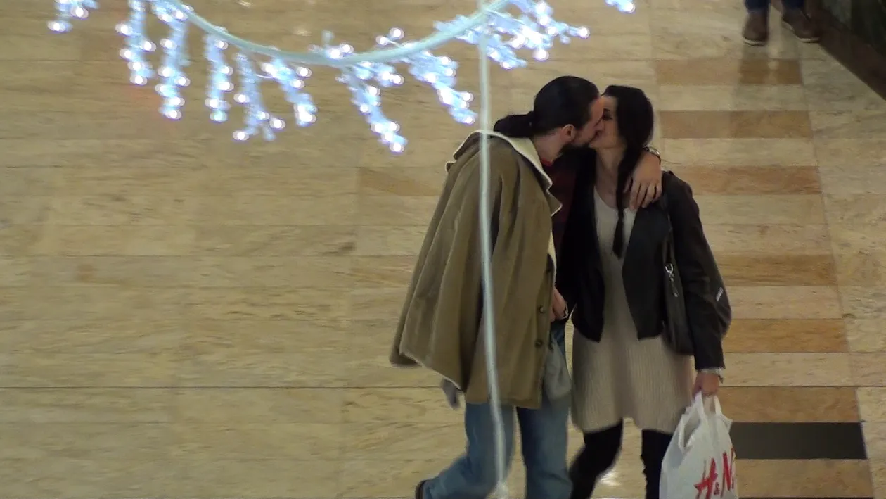 A mintit ca a divortat saptamana trecuta! Denis Stefan si sotia au fost ieri la notar. Beblusa l-a asteptat in masina