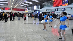 Cum poti sa calmezi 5.000 de pasageri blocati in aeroport? Le aduci 4 majorete sa le danseze!