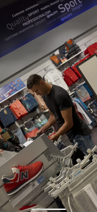 Până să se rezolve problema, Zed dă o tură prin mall (Foto: CANCAN.RO)