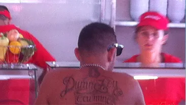 Turistii ! Ce tatuaj si-a facut acest tanar, care