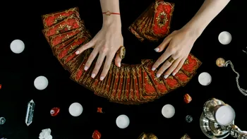 Cartea de Tarot a zilei de 11 ianuarie 2026. Nouă de Săbii aduce azi anxietățile ascunse, fricile interioare dar și puterea de a le depăși