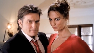 Charlie Sheen s-a dat  la Catrinel Menghia! I-a facut o demonstratie de sofat, dupa care a vrut sa o bage in pat!